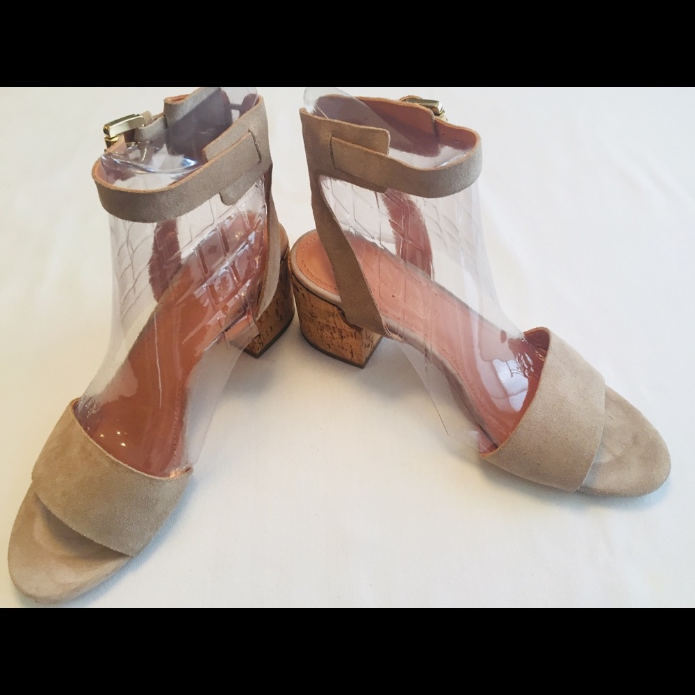 Low-heel sandals